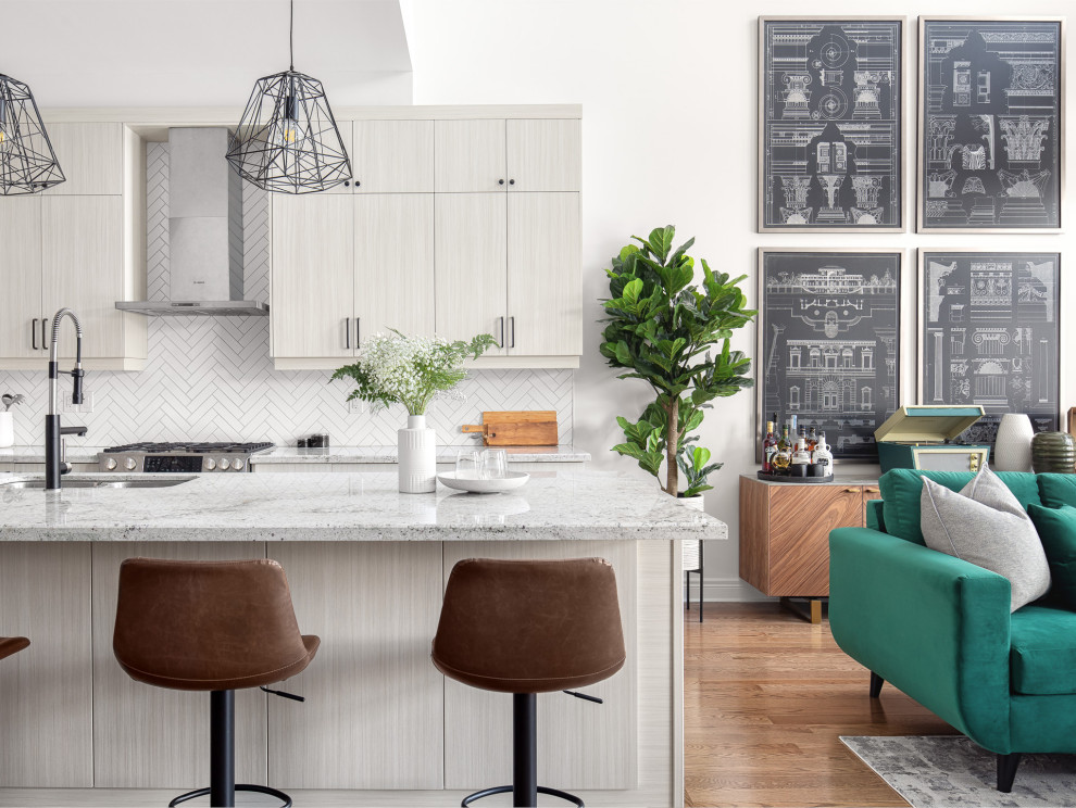 Idee per una cucina moderna di medie dimensioni con lavello sottopiano, ante lisce, ante grigie, paraspruzzi bianco, pavimento in legno massello medio, pavimento marrone e top grigio