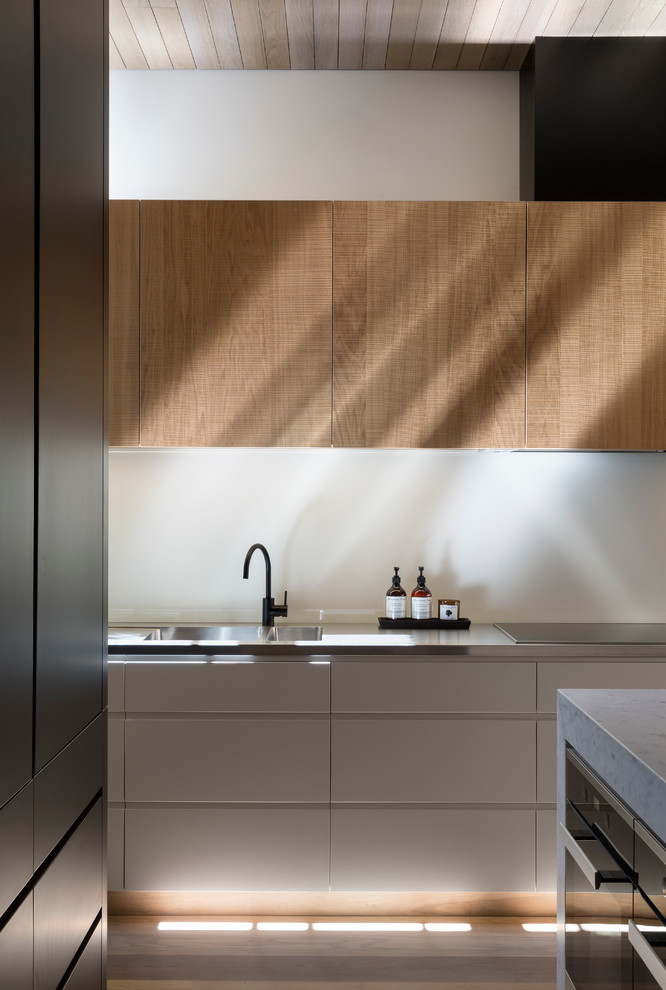 Inspiration for a contemporary kitchen in Melbourne.