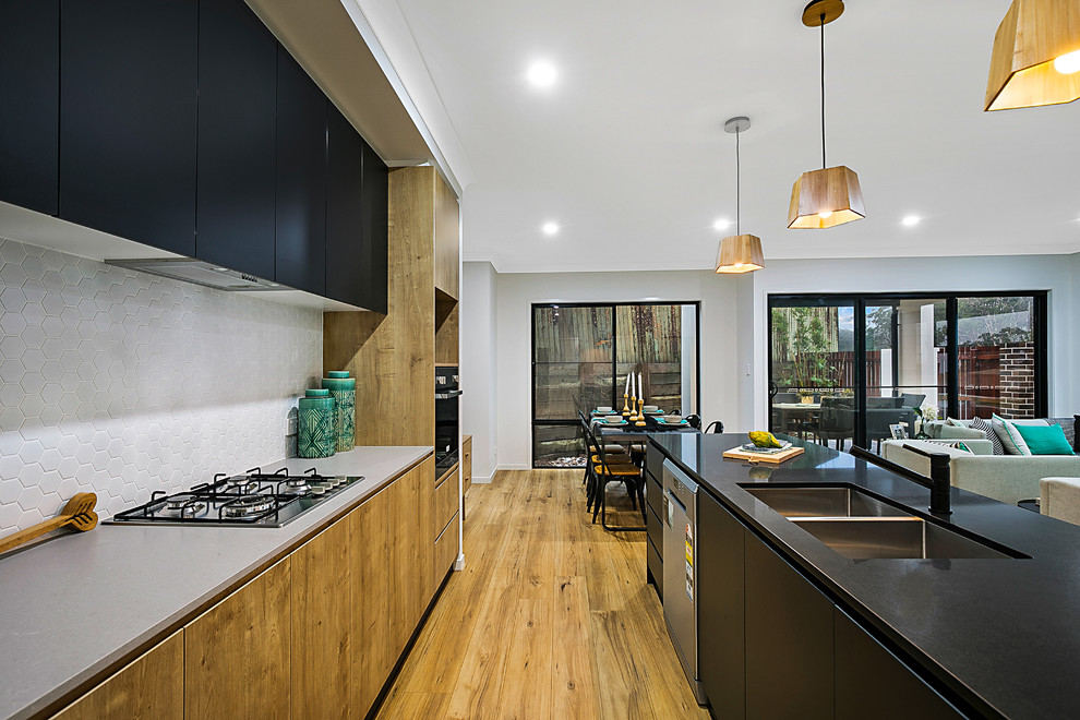 Offene Moderne Küche in L-Form mit Unterbauwaschbecken, hellen Holzschränken, Rückwand-Fenster, Küchengeräten aus Edelstahl, hellem Holzboden und Kücheninsel in Brisbane