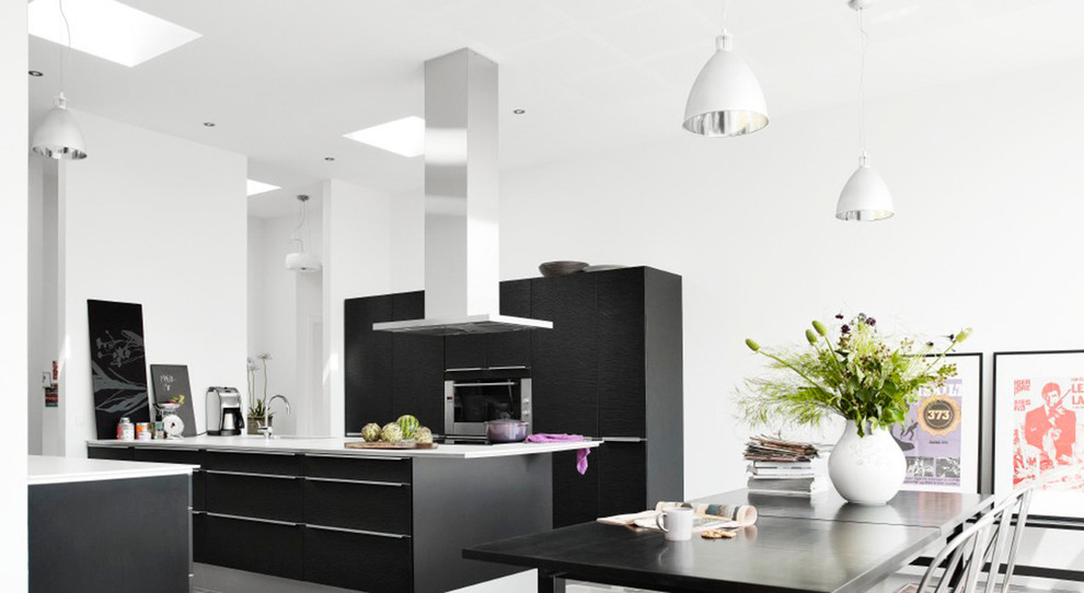 Exempel på ett mycket stort modernt kök, med en undermonterad diskho, släta luckor, svarta skåp, bänkskiva i kvarts, integrerade vitvaror och en köksö