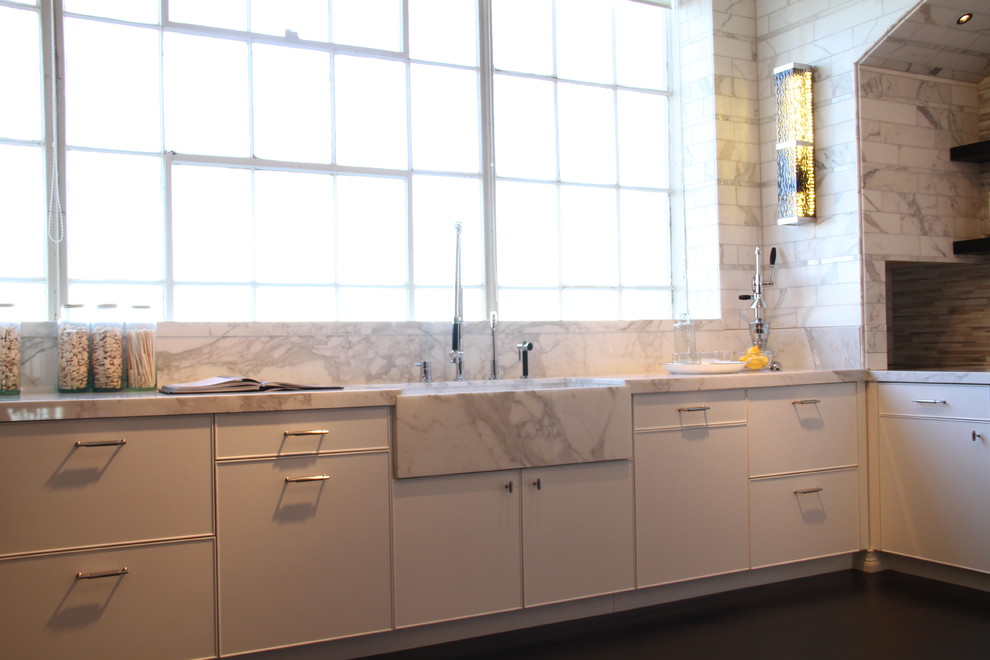 Idéer för att renovera ett funkis kök, med en integrerad diskho, vita skåp och marmorbänkskiva