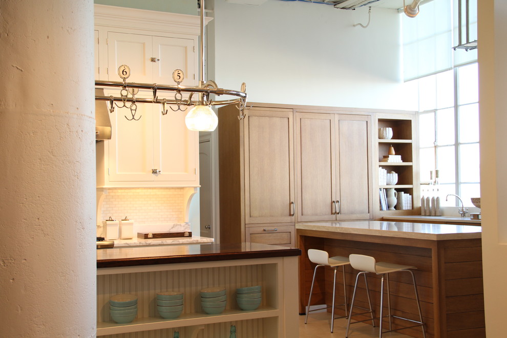 Ejemplo de cocina actual de roble con armarios con paneles empotrados y puertas de armario blancas