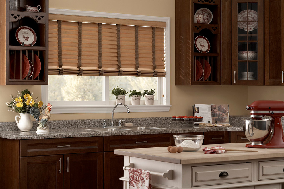 Kitchen - traditional kitchen idea in Orange County