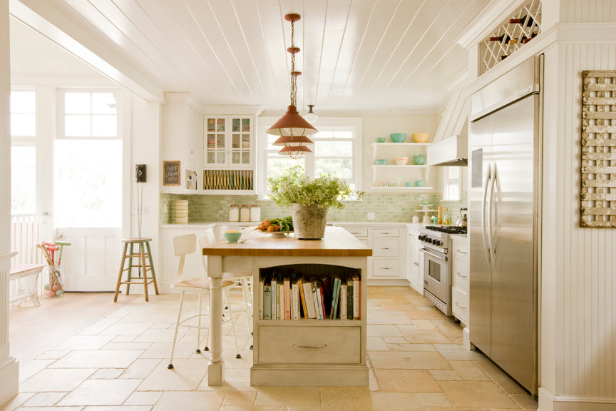Idéer för att renovera ett mellanstort maritimt kök, med luckor med profilerade fronter, vita skåp, en köksö, bänkskiva i koppar, flerfärgad stänkskydd, stänkskydd i tunnelbanekakel, rostfria vitvaror, klinkergolv i keramik och beiget golv