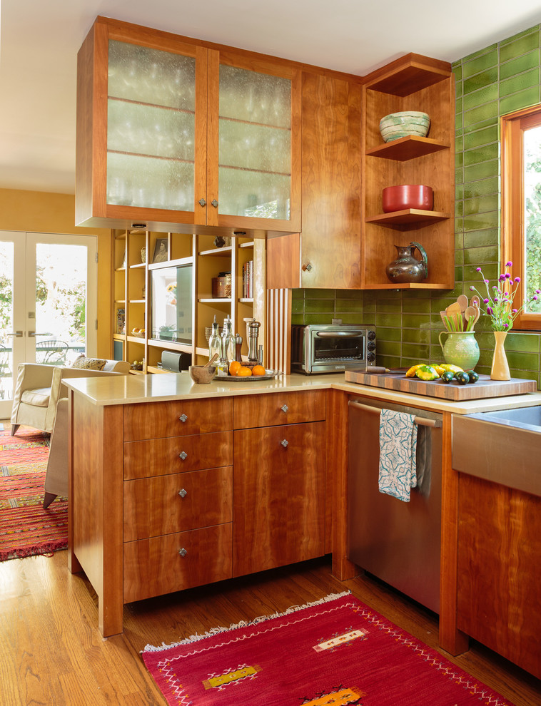 ロサンゼルスにある小さなコンテンポラリースタイルのおしゃれなキッチン (フラットパネル扉のキャビネット、中間色木目調キャビネット、緑のキッチンパネル) の写真