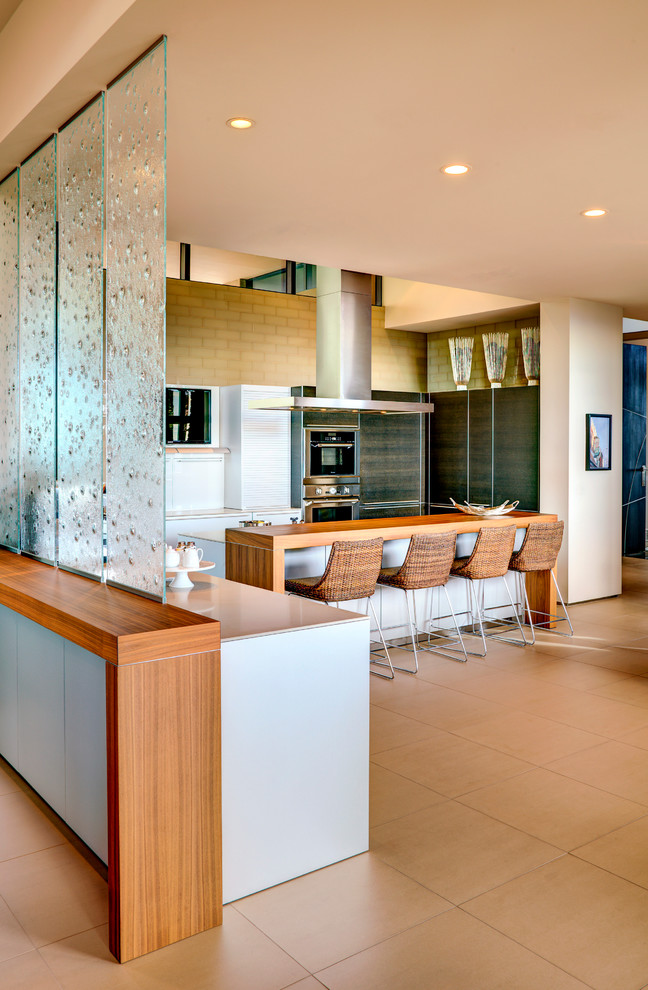 Idee per una cucina moderna di medie dimensioni con ante lisce, ante grigie, elettrodomestici in acciaio inossidabile, pavimento in gres porcellanato e pavimento beige