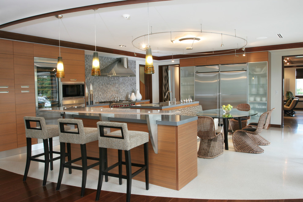 マイアミにある高級な広いコンテンポラリースタイルのおしゃれなキッチン (モザイクタイルのキッチンパネル、フラットパネル扉のキャビネット、中間色木目調キャビネット、グレーのキッチンパネル、シルバーの調理設備、エプロンフロントシンク、人工大理石カウンター、リノリウムの床、白い床) の写真