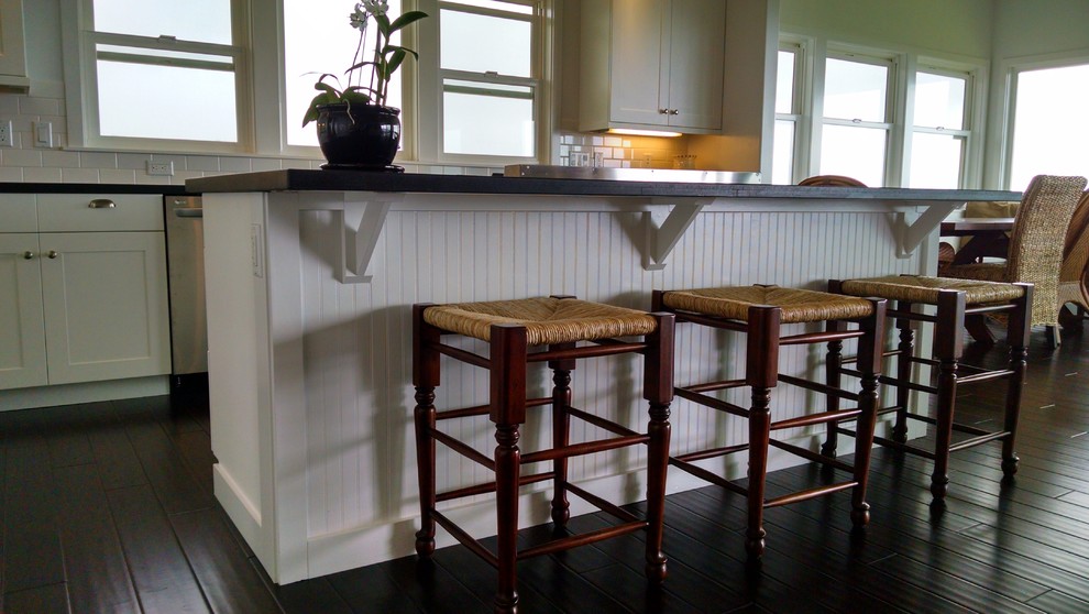 Exempel på ett modernt kök, med en rustik diskho, skåp i shakerstil, vita skåp, stänkskydd i tunnelbanekakel, rostfria vitvaror och en köksö