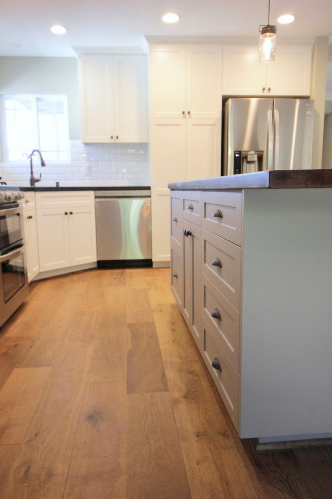 Design ideas for a classic kitchen in Los Angeles with shaker cabinets and white cabinets.