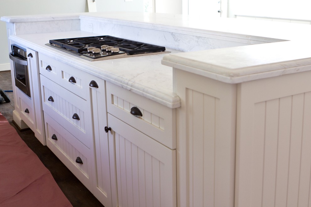 Bild på ett mycket stort vintage kök, med en rustik diskho, luckor med profilerade fronter, vita skåp, marmorbänkskiva, vitt stänkskydd, stänkskydd i porslinskakel, rostfria vitvaror och mellanmörkt trägolv