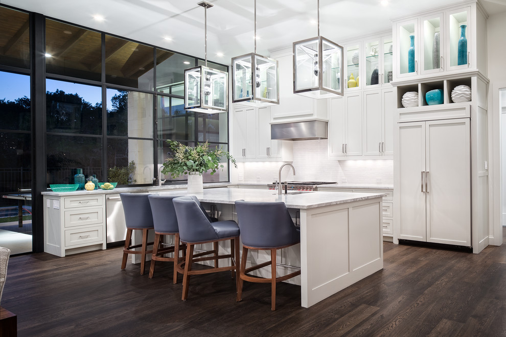 Offene Klassische Küche in L-Form mit Schrankfronten mit vertiefter Füllung, weißen Schränken, Küchengeräten aus Edelstahl, dunklem Holzboden und Kücheninsel in Austin