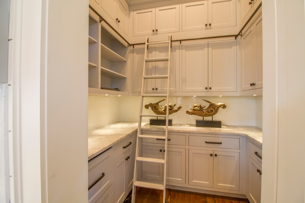 Imagen de cocinas en L marinera abierta con fregadero sobremueble, armarios estilo shaker, puertas de armario blancas, suelo de madera oscura y una isla