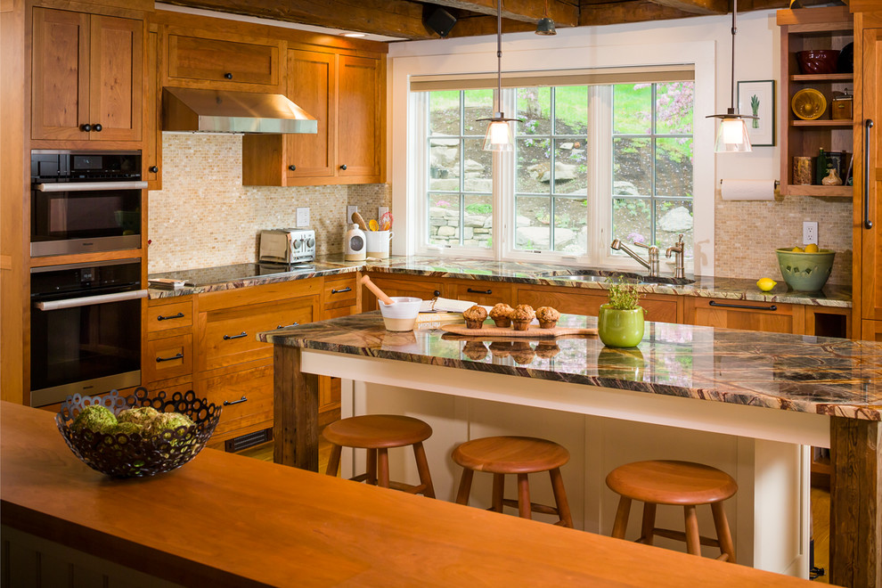Inspiration för ett mellanstort amerikanskt kök, med beige stänkskydd, mellanmörkt trägolv, en köksö, en dubbel diskho, skåp i shakerstil, skåp i mellenmörkt trä, stänkskydd i mosaik, marmorbänkskiva och integrerade vitvaror