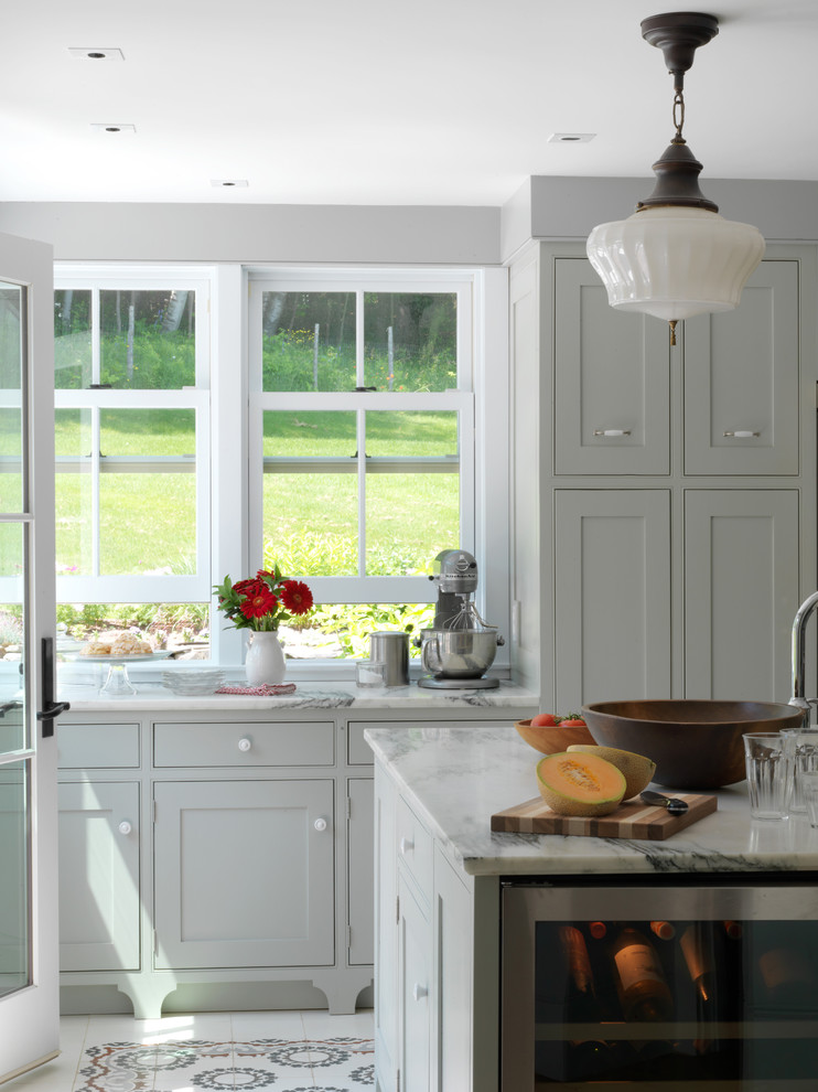 Ejemplo de cocina campestre con armarios con paneles empotrados, puertas de armario grises y electrodomésticos de acero inoxidable