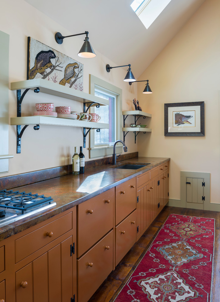 Стильный дизайн: прямая кухня-гостиная в стиле кантри с фасадами в стиле шейкер, оранжевыми фасадами и столешницей из бетона - последний тренд