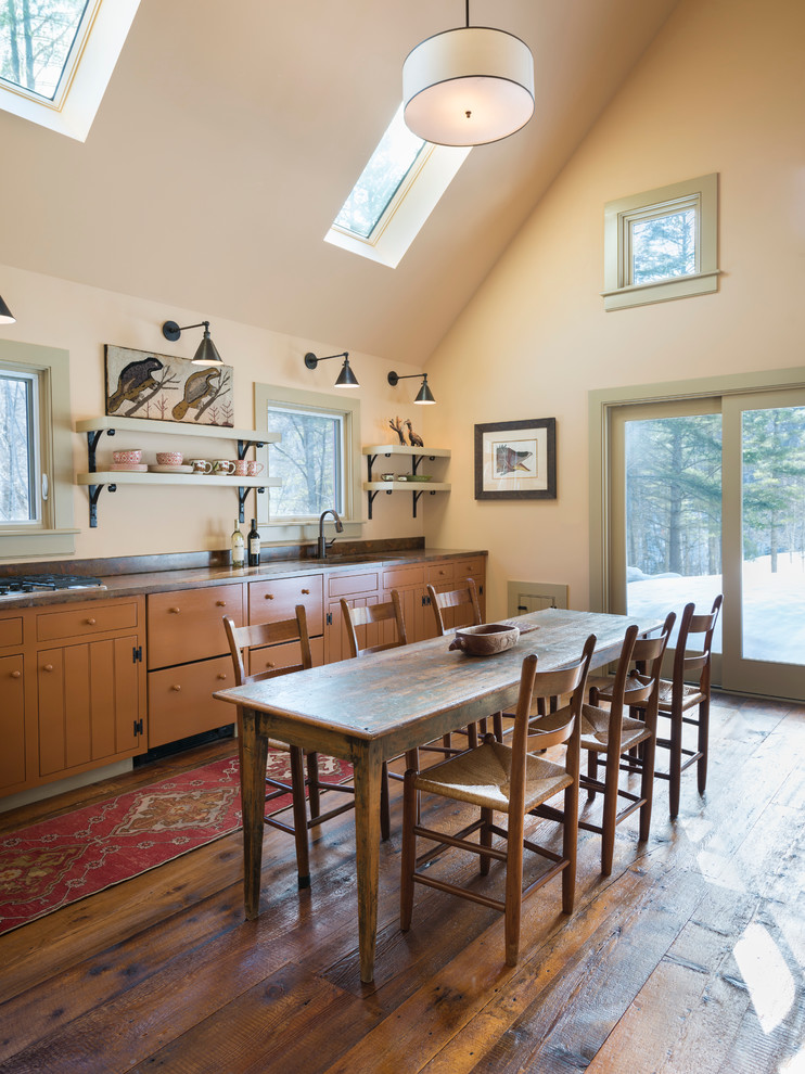Offene, Einzeilige Landhaus Küche mit Schrankfronten im Shaker-Stil, orangefarbenen Schränken und Betonarbeitsplatte in Burlington