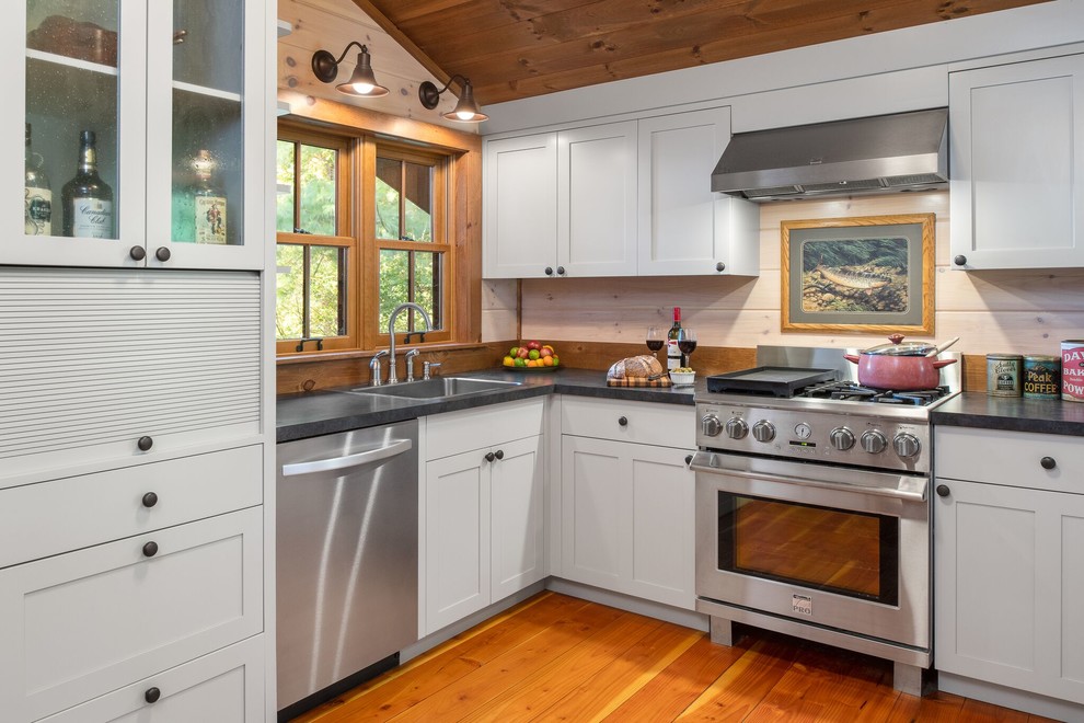 Exempel på ett rustikt grå grått u-kök, med en enkel diskho, skåp i shakerstil, vita skåp, beige stänkskydd, stänkskydd i trä, rostfria vitvaror och mellanmörkt trägolv