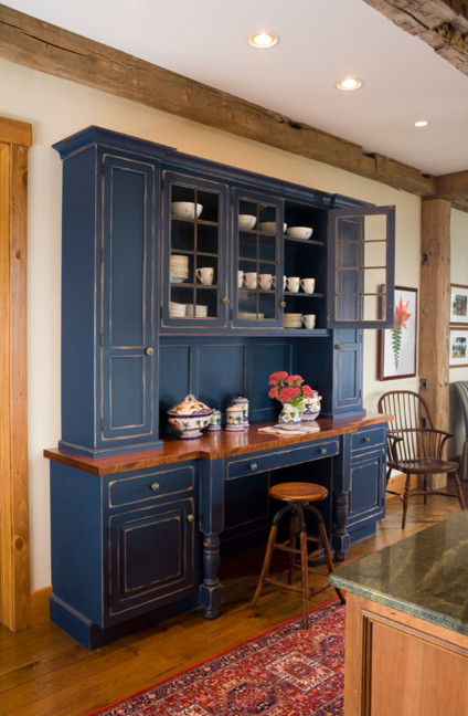 Cette photo montre une très grande cuisine ouverte chic en U avec un placard avec porte à panneau encastré, des portes de placard bleues, un plan de travail en bois, un sol en bois brun, îlot et un plan de travail marron.