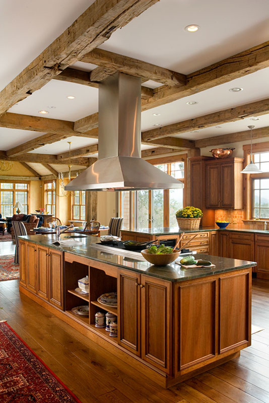 Exempel på ett mycket stort klassiskt grön grönt kök, med en undermonterad diskho, luckor med infälld panel, skåp i mellenmörkt trä, orange stänkskydd, rostfria vitvaror, mellanmörkt trägolv, en köksö och granitbänkskiva