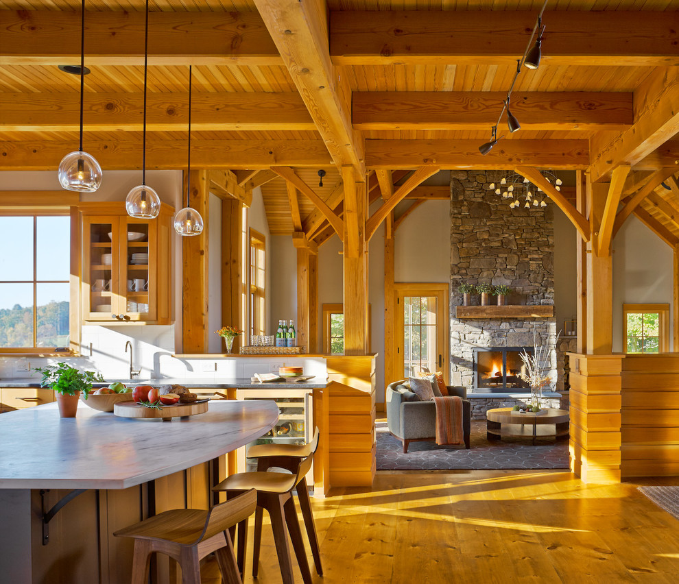 Idéer för att renovera ett rustikt kök, med luckor med glaspanel, skåp i ljust trä, vitt stänkskydd och en köksö