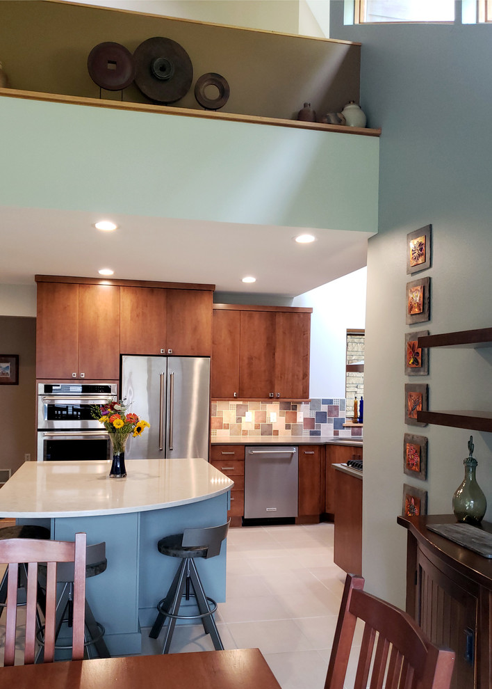 Idéer för mellanstora funkis grått kök, med en undermonterad diskho, släta luckor, skåp i mellenmörkt trä, bänkskiva i kvarts, flerfärgad stänkskydd, stänkskydd i skiffer, rostfria vitvaror, betonggolv, en köksö och grått golv