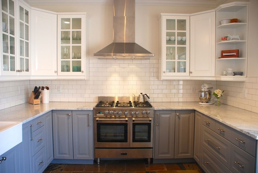 Immagine di una cucina abitabile chic con lavello stile country, ante grigie, top in marmo, paraspruzzi bianco, paraspruzzi con piastrelle in ceramica e elettrodomestici in acciaio inossidabile