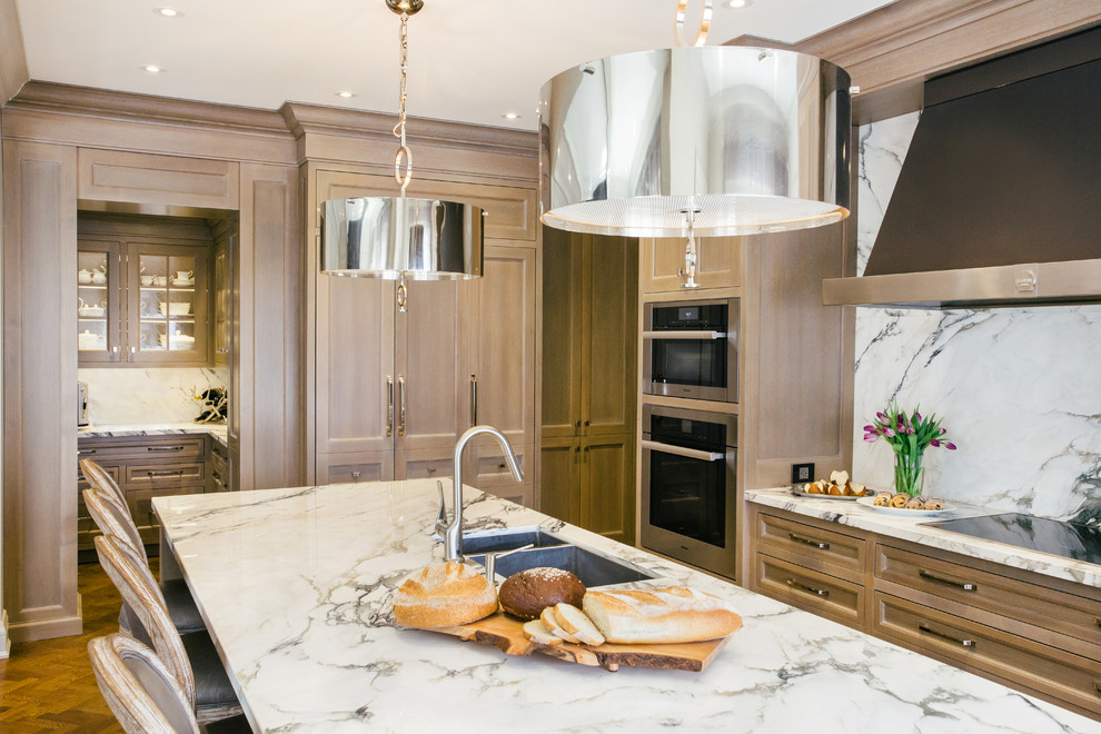 Bild på ett stort vintage vit vitt kök, med en undermonterad diskho, skåp i shakerstil, skåp i mellenmörkt trä, marmorbänkskiva, vitt stänkskydd, stänkskydd i sten, rostfria vitvaror, mellanmörkt trägolv, en köksö och brunt golv