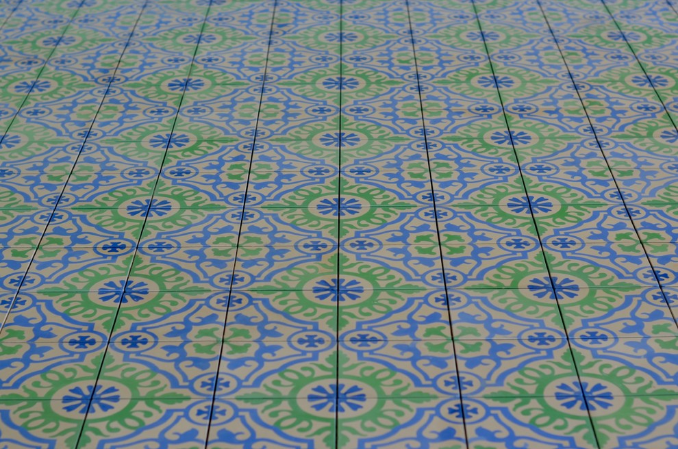 Esempio di una cucina bohémian di medie dimensioni con ante verdi, top in legno, elettrodomestici colorati, pavimento in cementine e pavimento blu