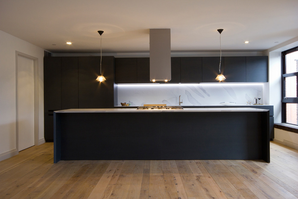 Свежая идея для дизайна: кухня в современном стиле с плоскими фасадами, черными фасадами и белым фартуком - отличное фото интерьера