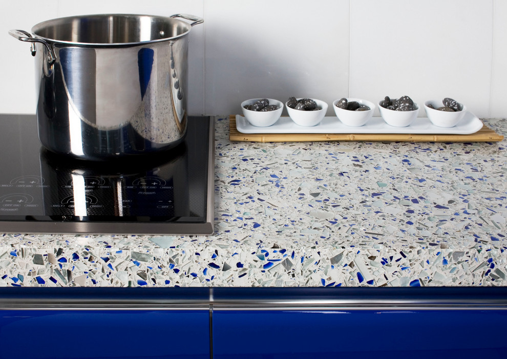 Moderne Küche mit flächenbündigen Schrankfronten, blauen Schränken, Arbeitsplatte aus Recyclingglas, Küchenrückwand in Weiß und Rückwand aus Keramikfliesen in San Diego