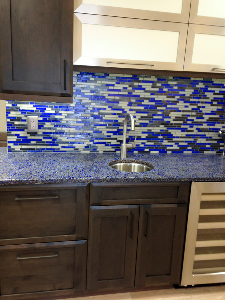 Moderne Küche mit Küchenrückwand in Blau, Rückwand aus Mosaikfliesen, Küchengeräten aus Edelstahl, Vorratsschrank, Unterbauwaschbecken und Arbeitsplatte aus Recyclingglas in Miami