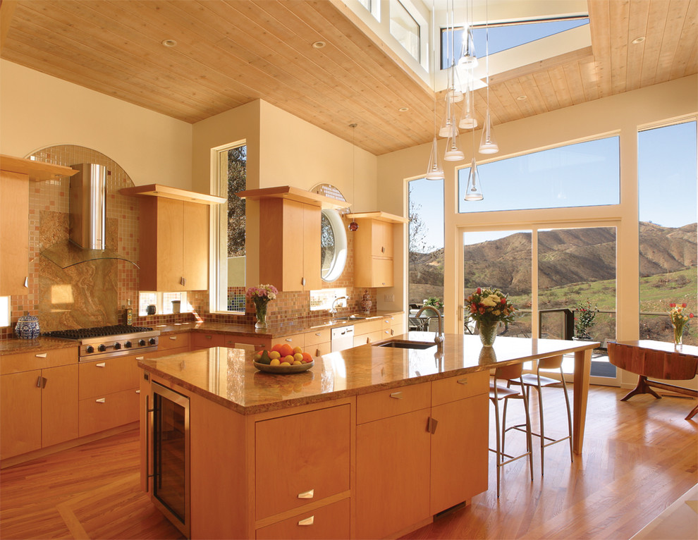 Пример оригинального дизайна: кухня-гостиная в современном стиле с фартуком из плитки мозаики, плоскими фасадами, фасадами цвета дерева среднего тона и разноцветным фартуком