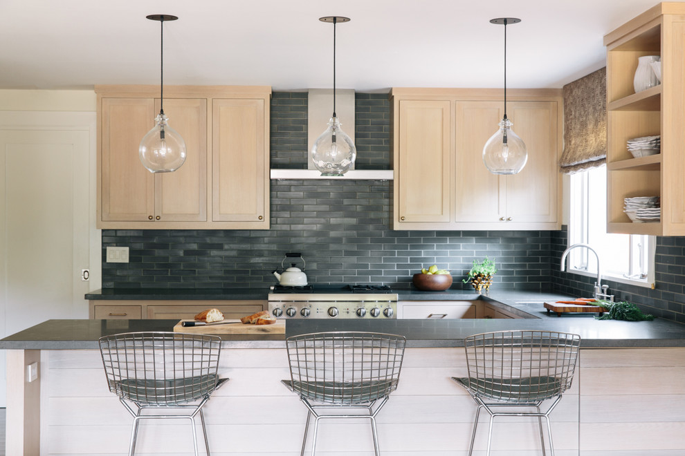 Foto di una cucina ad U classica con lavello sottopiano, ante in stile shaker, ante in legno chiaro, paraspruzzi grigio, penisola e paraspruzzi in ardesia