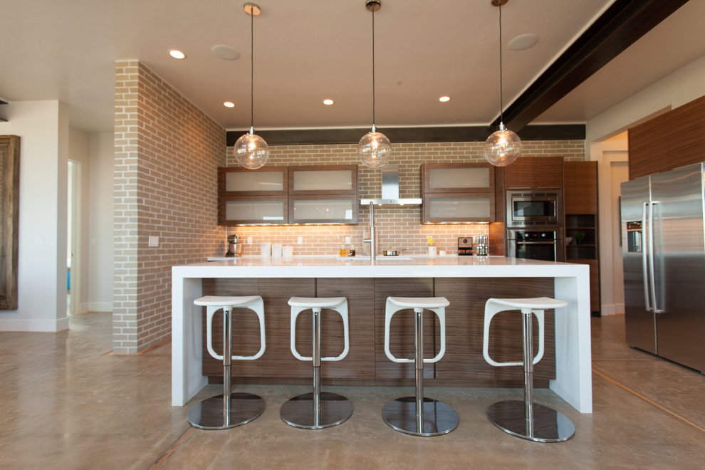 ソルトレイクシティにあるコンテンポラリースタイルのおしゃれなL型キッチン (ガラス扉のキャビネット、濃色木目調キャビネット、シルバーの調理設備) の写真