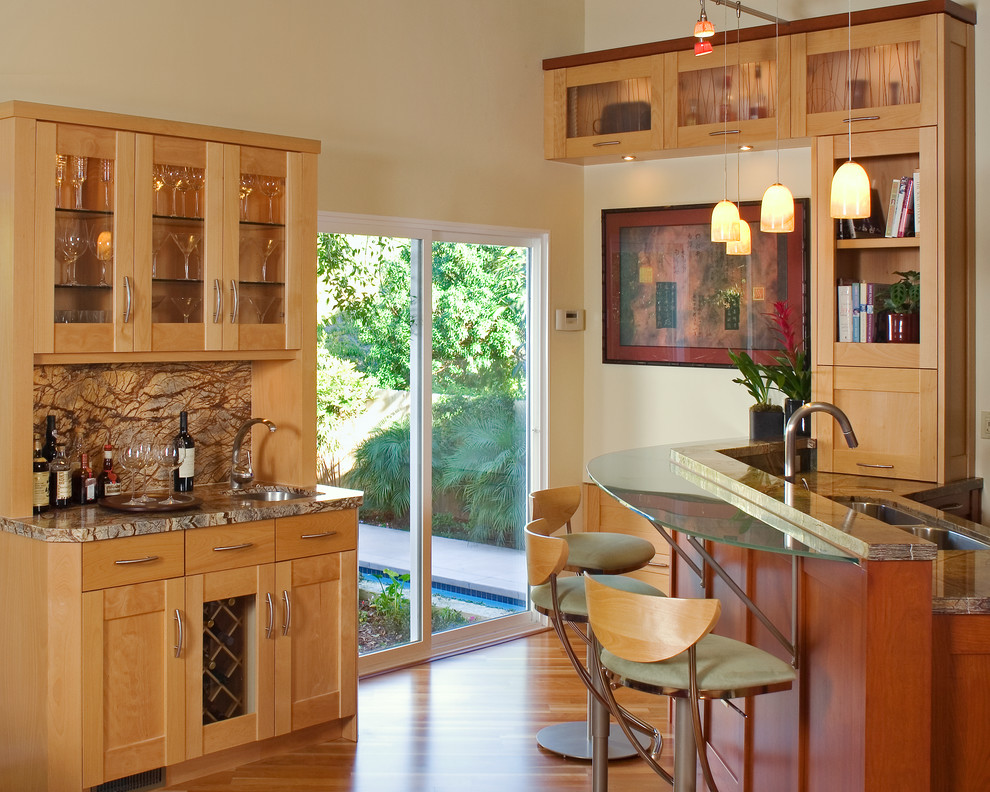 Klassische Küche mit Doppelwaschbecken, Schrankfronten im Shaker-Stil, hellbraunen Holzschränken, Marmor-Arbeitsplatte, bunter Rückwand und Rückwand aus Stein in San Diego
