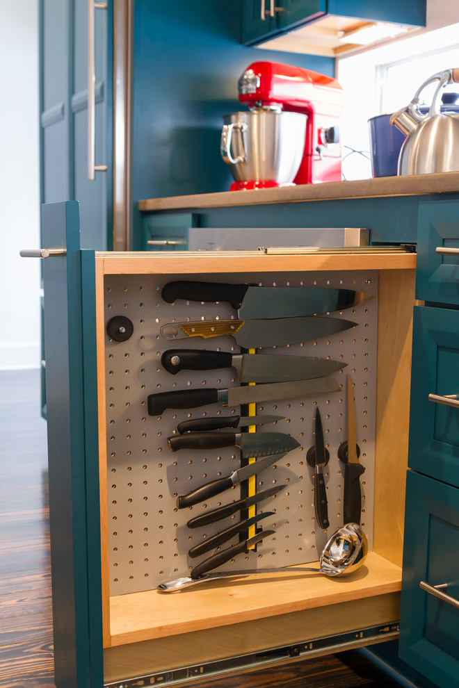 Ejemplo de cocina contemporánea con armarios con paneles empotrados, puertas de armario turquesas, encimera de cuarzo compacto y electrodomésticos con paneles