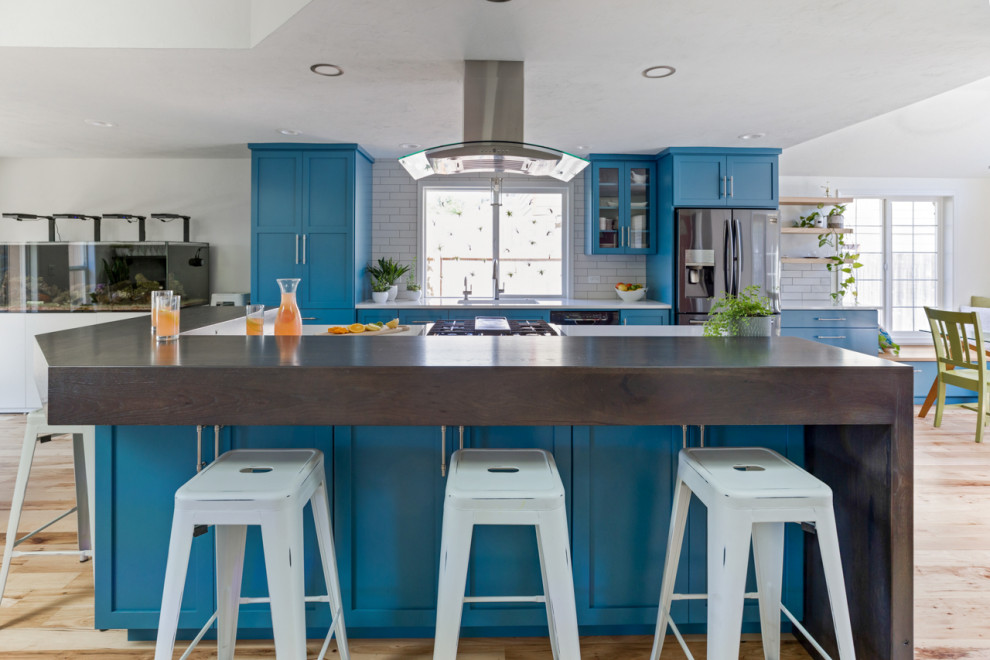 Exemple d'une grande cuisine ouverte linéaire tendance avec un placard à porte shaker, des portes de placard turquoises, un plan de travail en quartz modifié, îlot et un plan de travail gris.