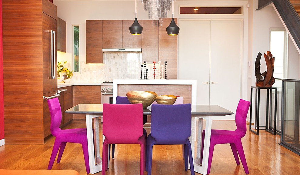 Imagen de cocina comedor contemporánea con armarios con paneles lisos, puertas de armario de madera en tonos medios y electrodomésticos con paneles