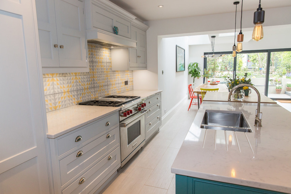 ロンドンにある高級な広いトラディショナルスタイルのおしゃれなキッチン (ダブルシンク、珪岩カウンター、黄色いキッチンパネル、セラミックタイルのキッチンパネル、シルバーの調理設備、淡色無垢フローリング、白い床) の写真