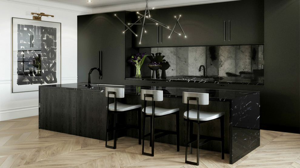 Inspiration för ett stort funkis svart svart kök, med en nedsänkt diskho, släta luckor, svarta skåp, marmorbänkskiva, stänkskydd med metallisk yta, spegel som stänkskydd, svarta vitvaror, ljust trägolv, en köksö och beiget golv