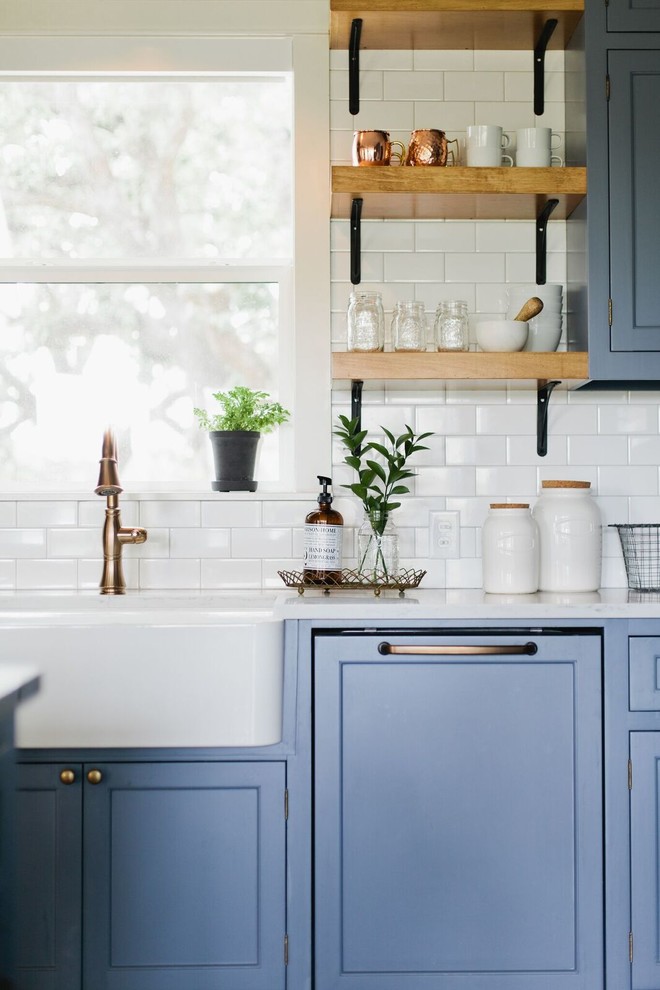 Example of a farmhouse kitchen design in Dallas