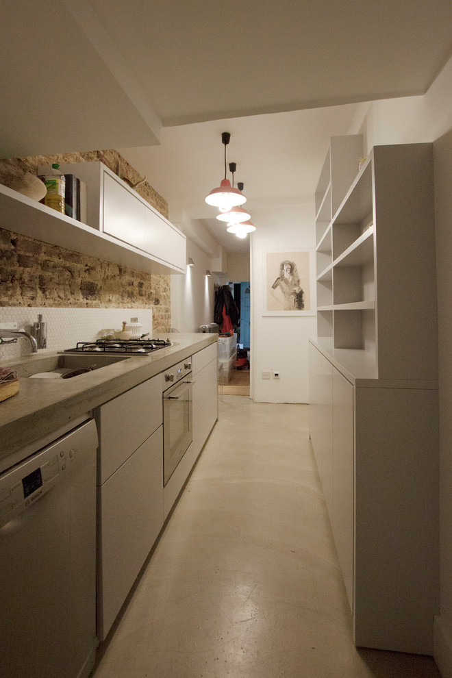 Ejemplo de cocina actual pequeña con armarios con paneles lisos, puertas de armario grises, encimera de cemento, salpicadero blanco y salpicadero con mosaicos de azulejos
