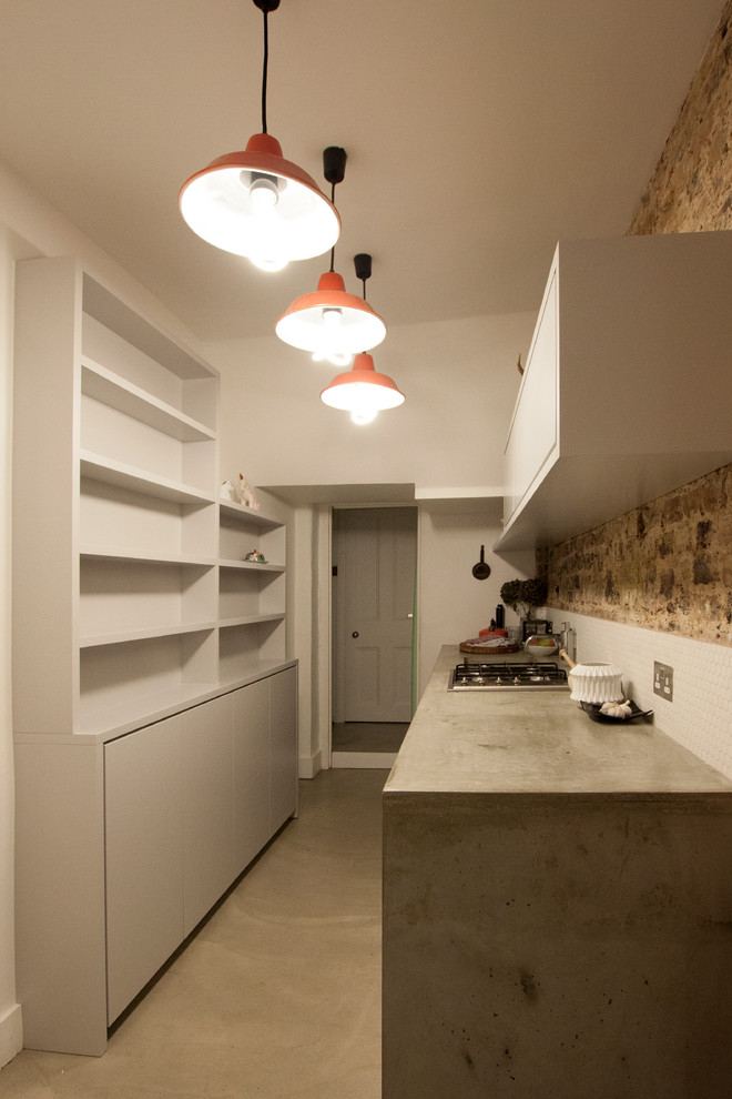 Imagen de cocina contemporánea pequeña con armarios con paneles lisos, puertas de armario grises y salpicadero con mosaicos de azulejos