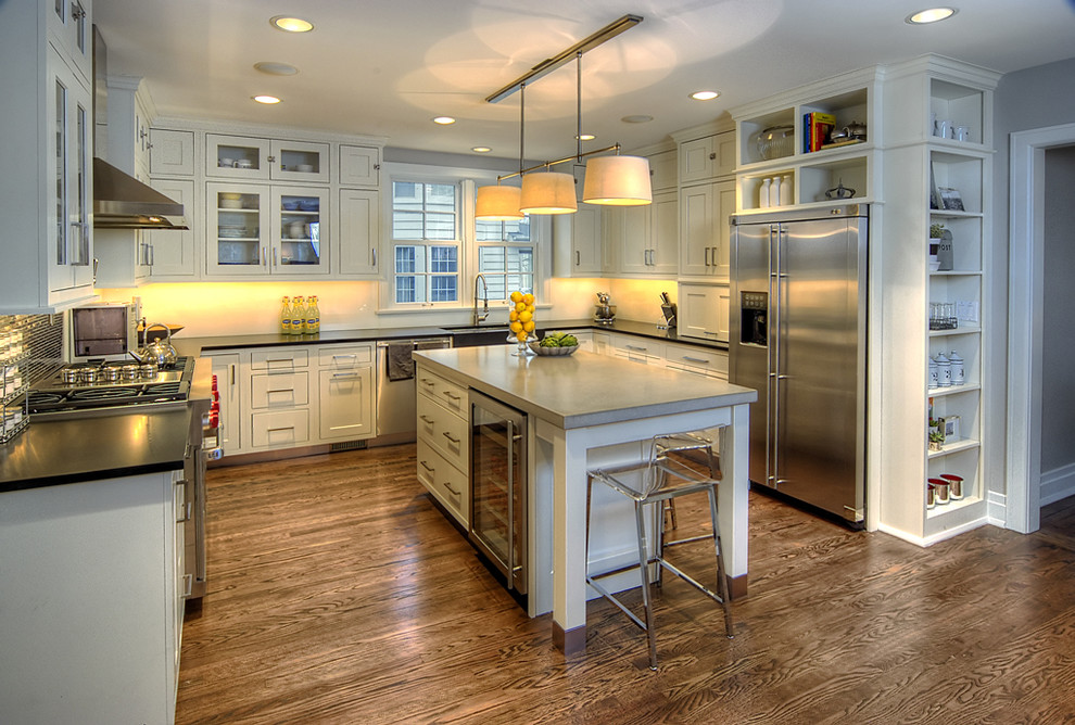 Kitchen - contemporary kitchen idea in Chicago with stainless steel appliances