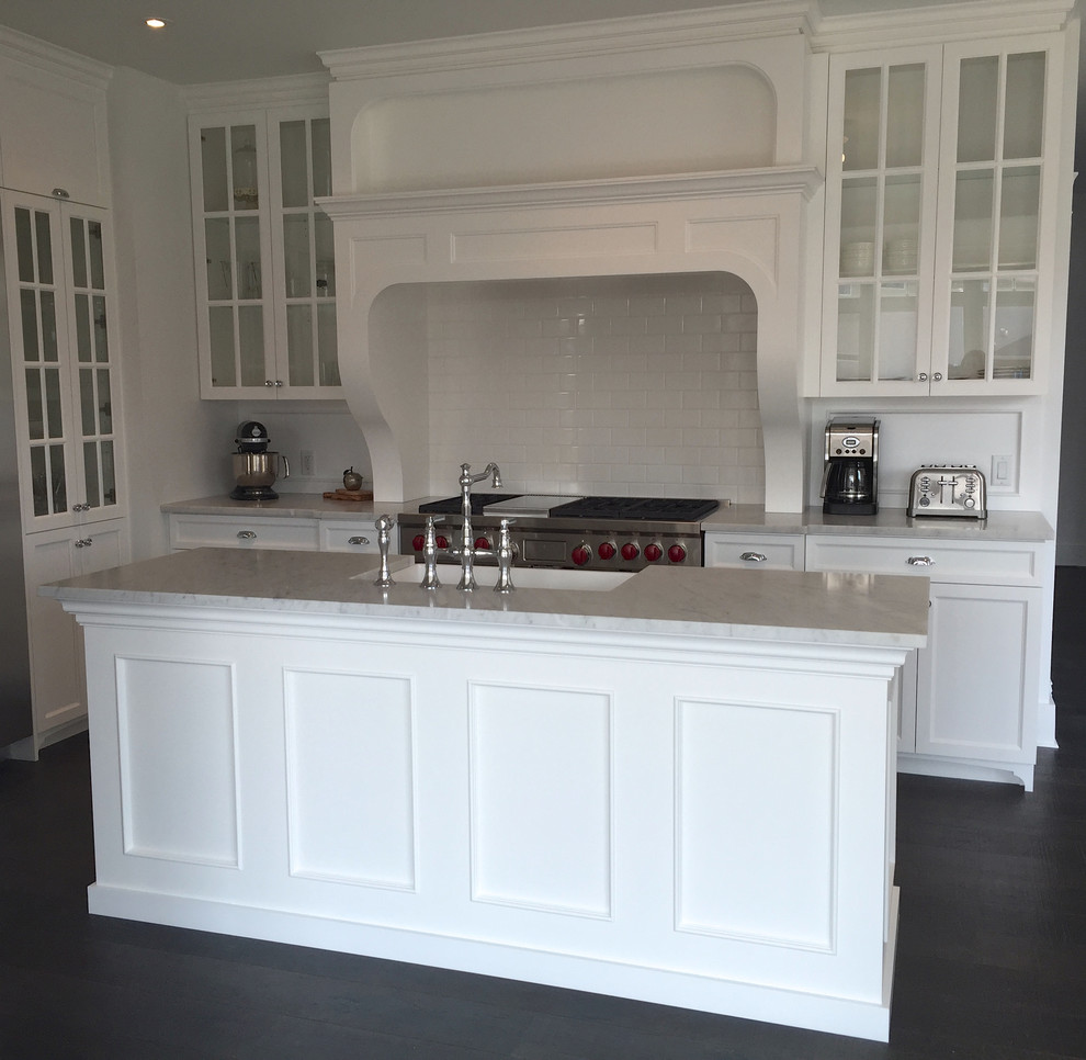 Exempel på ett stort klassiskt kök och matrum, med en rustik diskho, skåp i shakerstil, vita skåp, marmorbänkskiva, vitt stänkskydd, rostfria vitvaror, mörkt trägolv, en köksö och brunt golv