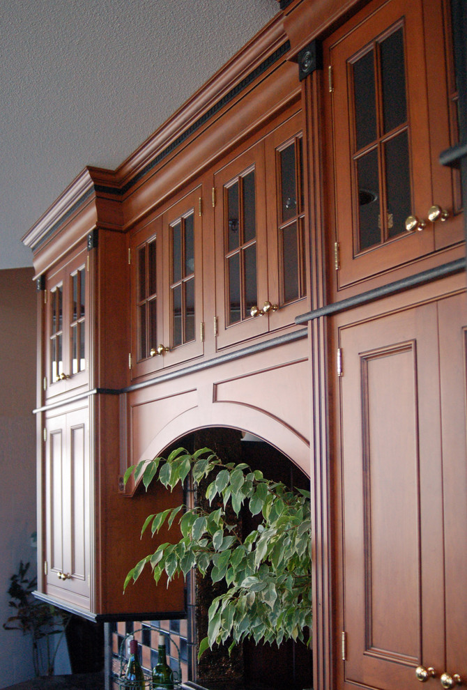 Пример оригинального дизайна: прямая кухня-гостиная среднего размера в викторианском стиле с фасадами с декоративным кантом, красными фасадами, фартуком цвета металлик и фартуком из керамической плитки