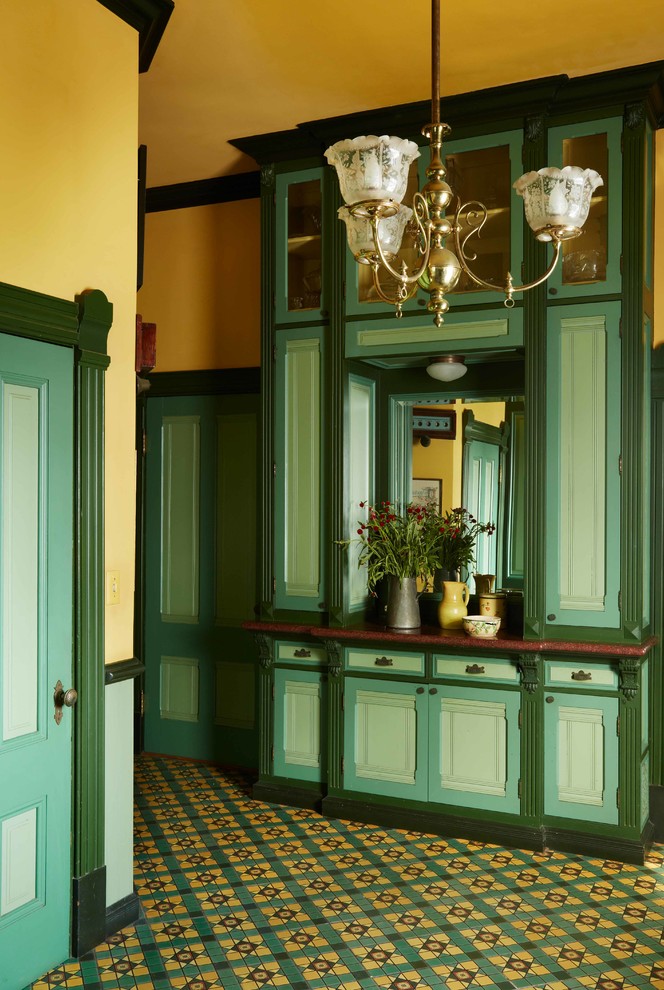 ロサンゼルスにあるヴィクトリアン調のおしゃれなコの字型キッチン (緑のキャビネット、アイランドなし) の写真