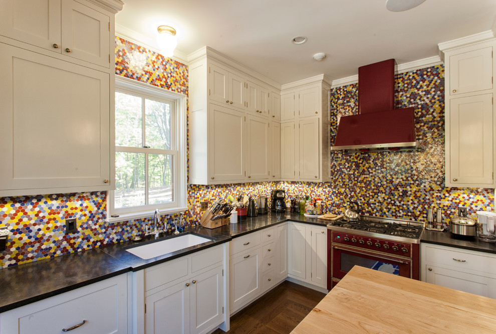 Exempel på ett mellanstort klassiskt kök, med en undermonterad diskho, släta luckor, vita skåp, granitbänkskiva, flerfärgad stänkskydd, stänkskydd i keramik, färgglada vitvaror, mellanmörkt trägolv och en köksö