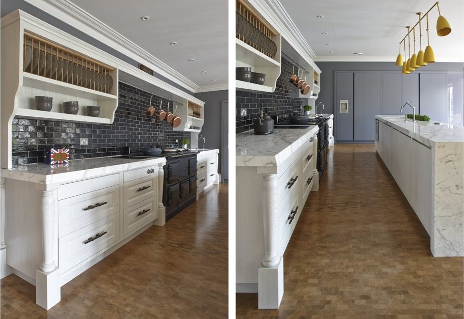 Exempel på ett mycket stort eklektiskt kök, med en undermonterad diskho, luckor med upphöjd panel, vita skåp, marmorbänkskiva, svart stänkskydd, stänkskydd i keramik, svarta vitvaror, mellanmörkt trägolv och en köksö