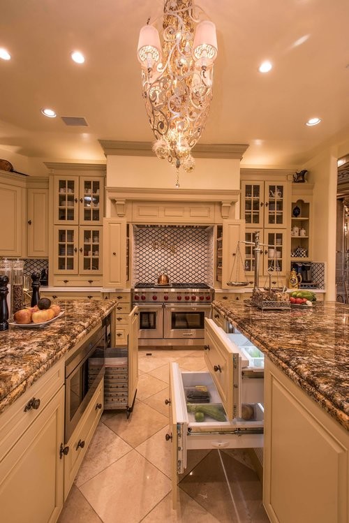 サンディエゴにある高級な広いヴィクトリアン調のおしゃれなキッチン (レイズドパネル扉のキャビネット、ベージュのキャビネット、クオーツストーンカウンター、白いキッチンパネル、セラミックタイルのキッチンパネル、トラバーチンの床、ベージュの床) の写真